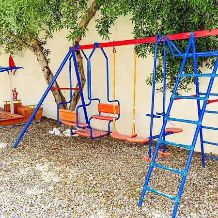 Azure Bliss Apartmanhotel 4*